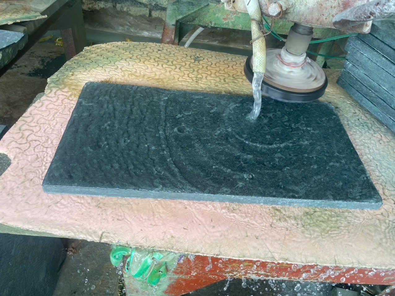 Sự Thật Bất Ngờ Về Độ Bền Của Đá Tự Nhiên Khi Lát Sân