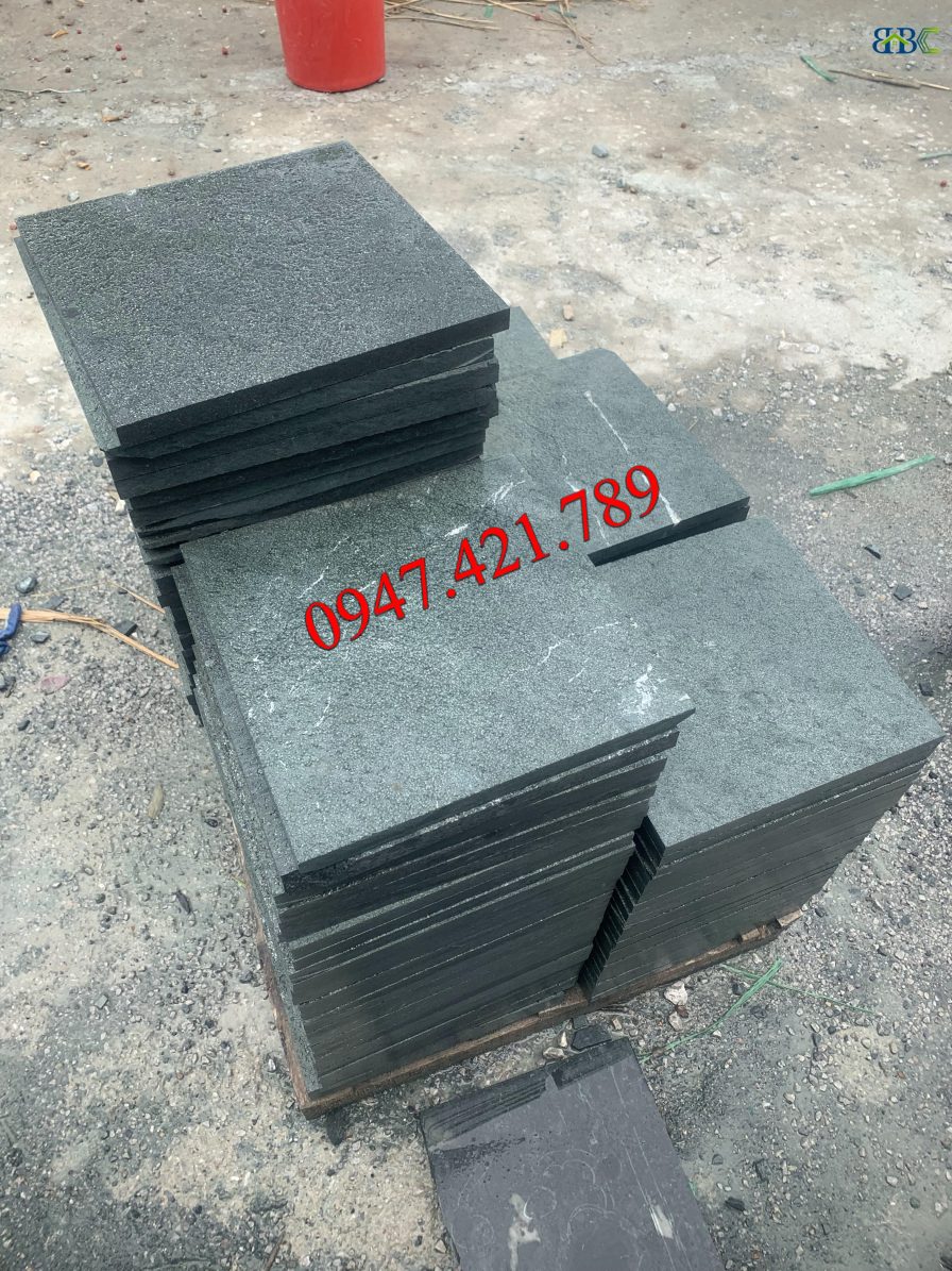 Ứng dụng đá xanh rêu băm mặt trong thiết kế cảnh quan và sân vườn