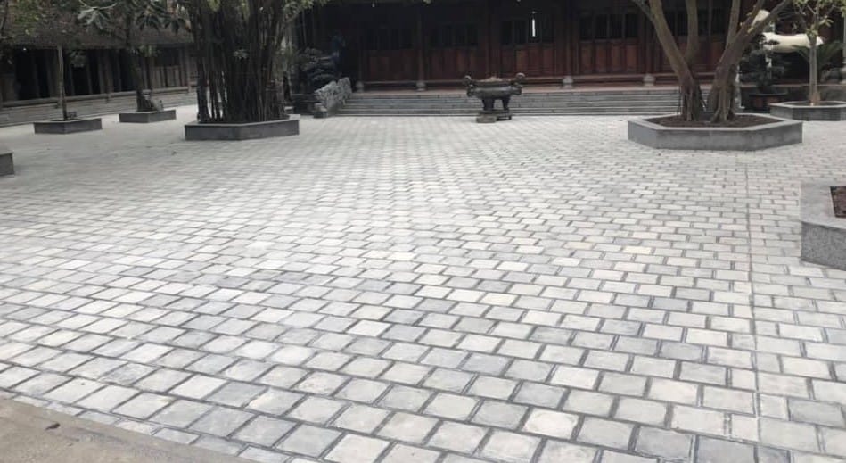 đá lát sân vườn xanh đen băm mặt