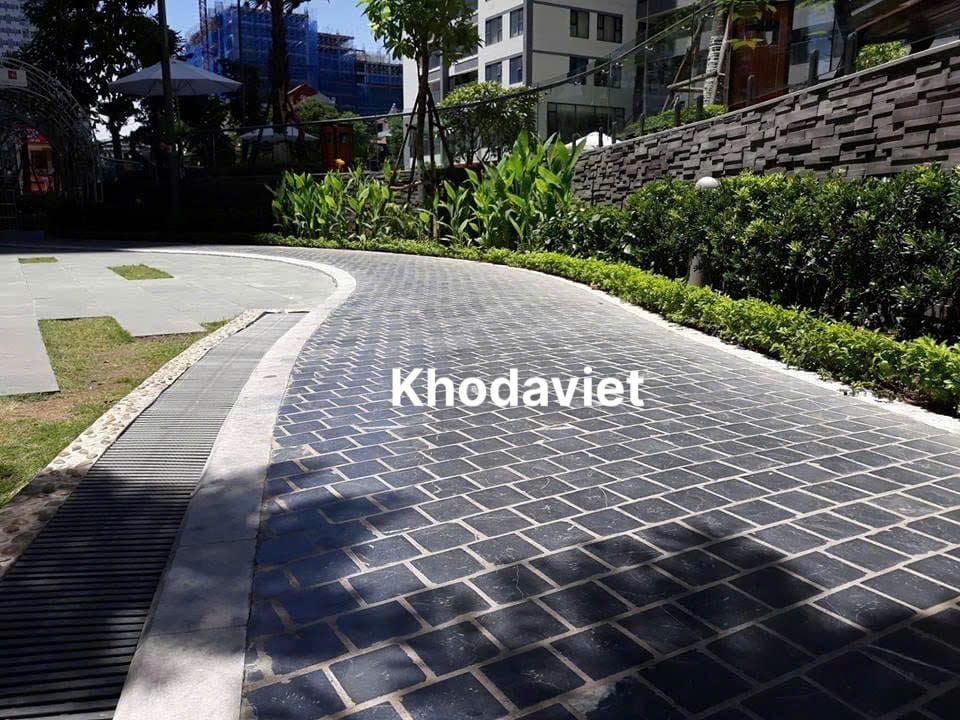 Lối đi lát bằng đá xanh đen