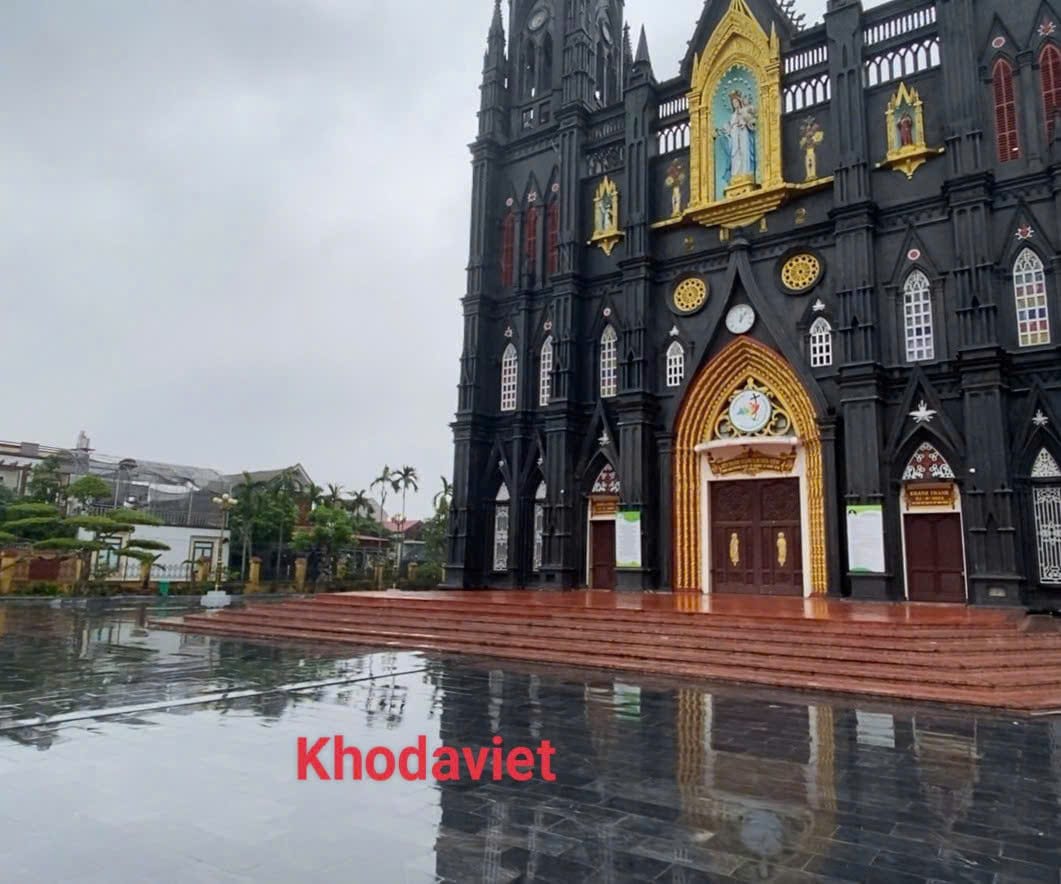 Công trình nhà thờ giáo xứ lát đá xanh đen mài thực tế