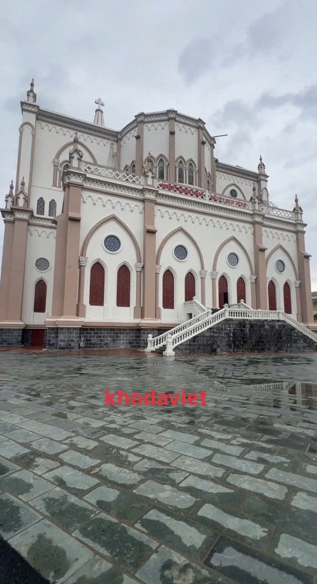 Nhà thờ Giáo xứ Lãng Vân: Kiệt tác kiến trúc với sân lát đá xanh rêu Thanh Hóa