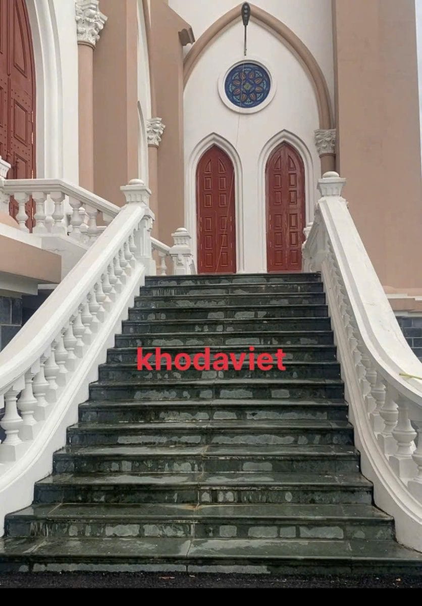 Nhà thờ Giáo xứ Lãng Vân: Kiệt tác kiến trúc với sân lát đá xanh rêu Thanh Hóa