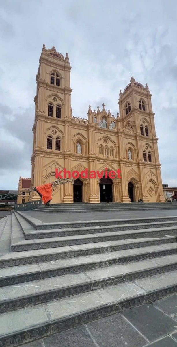 Nhà thờ Chính tòa Bùi Chu: Sự trang nghiêm từ lối đi lát đá xanh Thanh Hóa