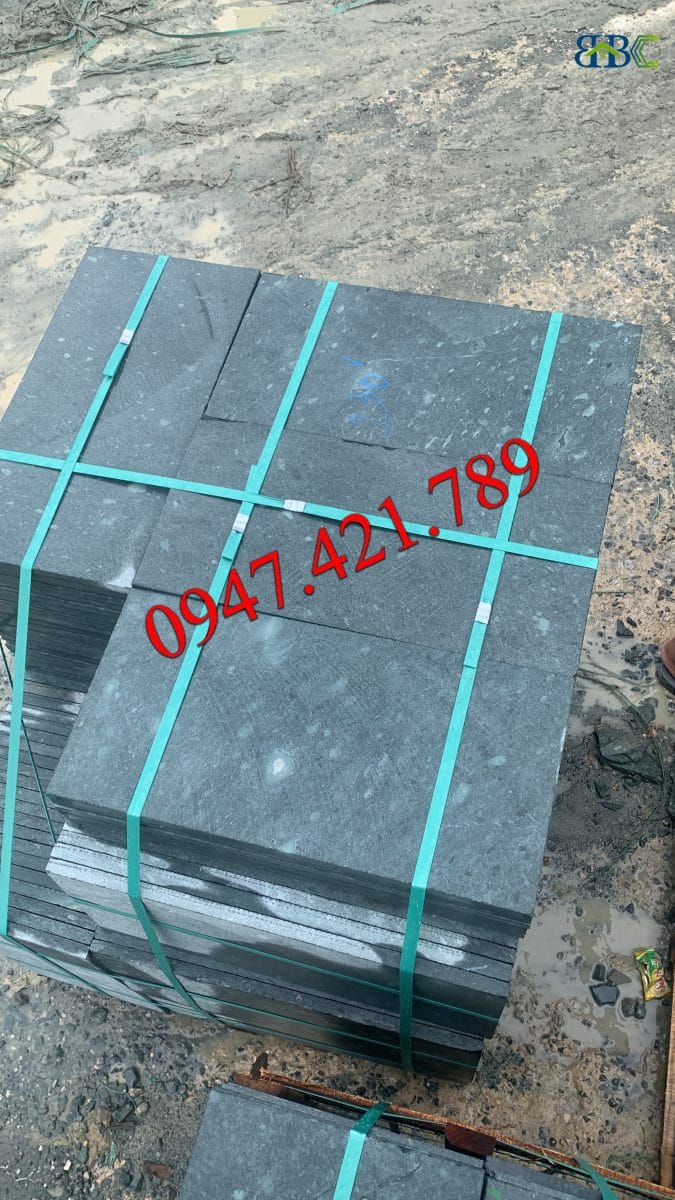 Mùa mưa nồm miền Bắc: Cách chọn bề mặt đá lát sân để không bao giờ bị trơn trượt