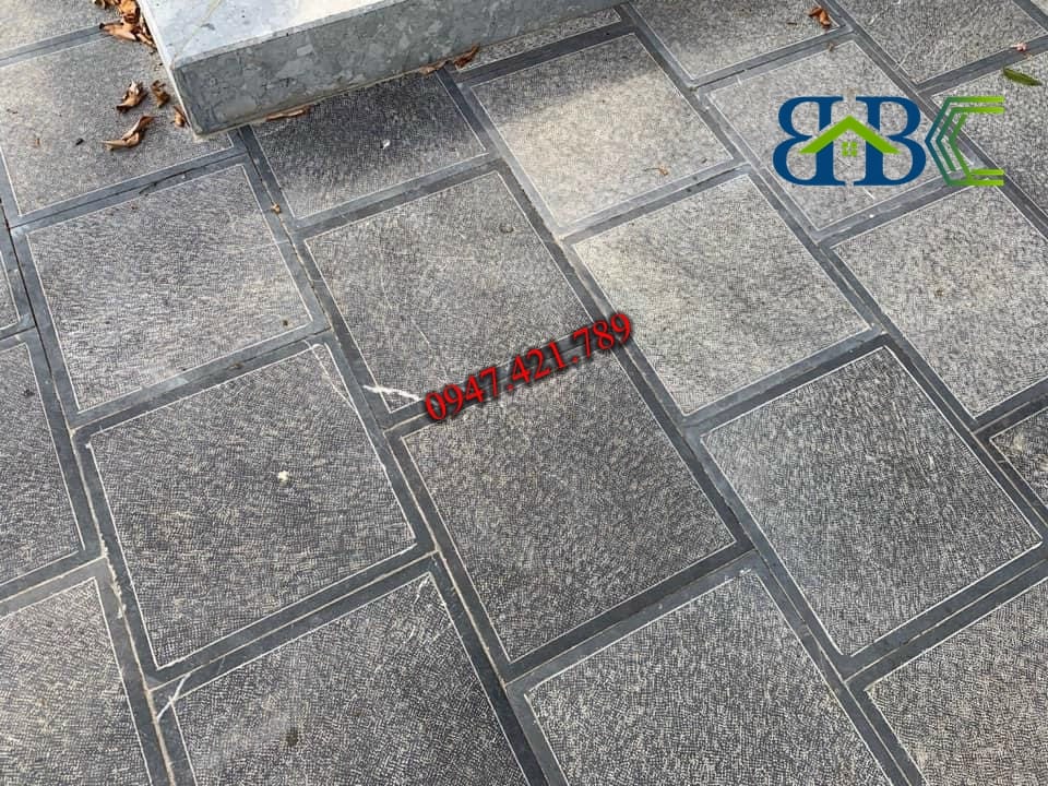 Mẫu đá xanh đen băm nhám cà viền chống trơn đẹp nhất cho sân vườn