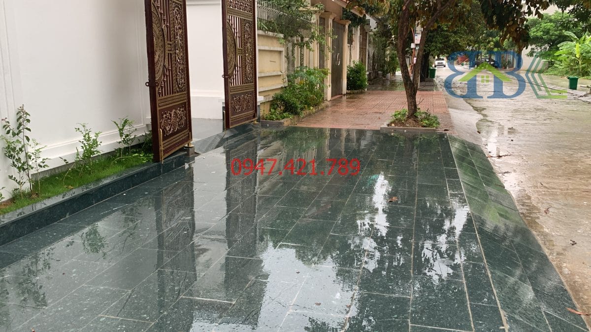 Xu Hướng Lát Sân Thượng Lưu: Tại Sao Đá Xanh Rêu Mài Luôn Là Lựa Chọn Số 1?