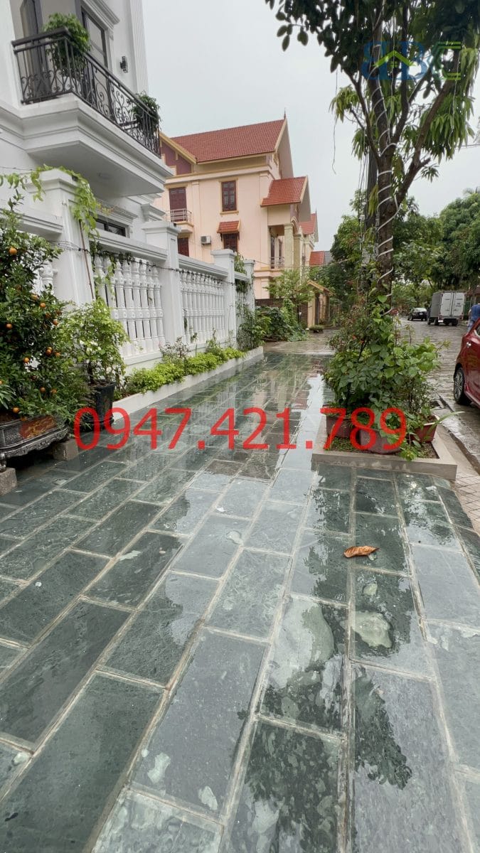 Xu Hướng Lát Sân Thượng Lưu: Tại Sao Đá Xanh Rêu Mài Cà Viền Lên Ngôi?