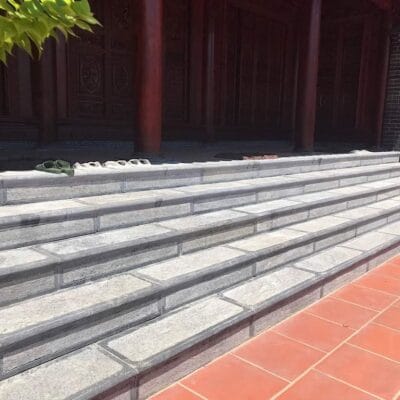 Tam cấp nguyên khối xanh đen