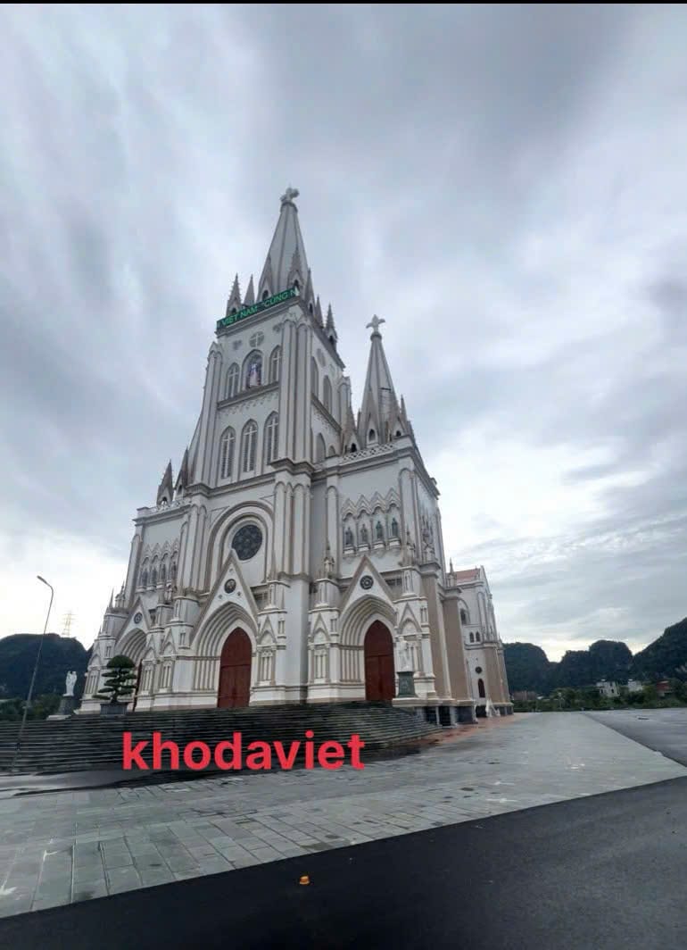 Nhà thờ Giáo xứ Lãng Vân: Kiệt tác kiến trúc với sân lát đá xanh rêu Thanh Hóa
