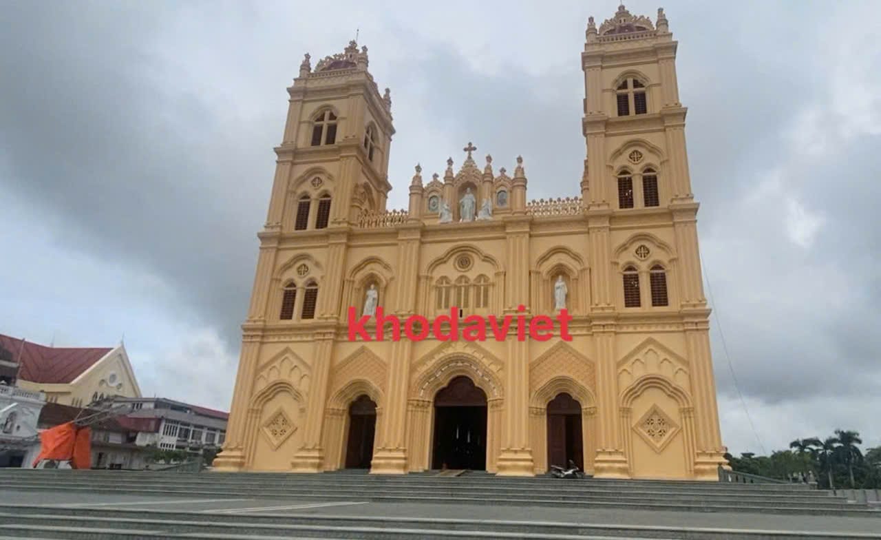 Đá xanh Thanh Hóa lát sân Giáo xứ Bùi Chu: Vẻ đẹp vĩnh cửu
