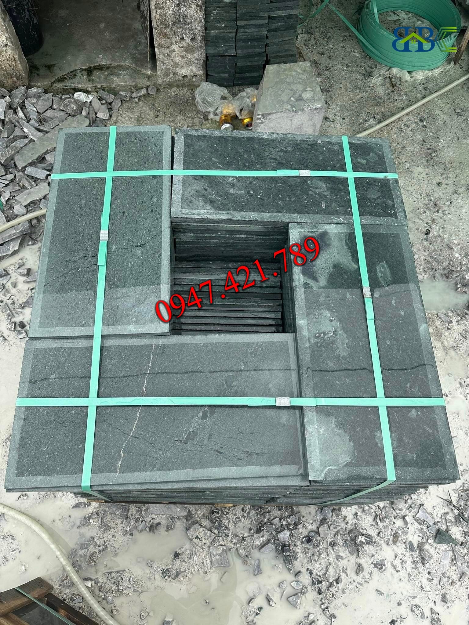 Xu Hướng Lát Sân Thượng Lưu: Tại Sao Đá Xanh Rêu Mài Cà Viền Lên Ngôi?