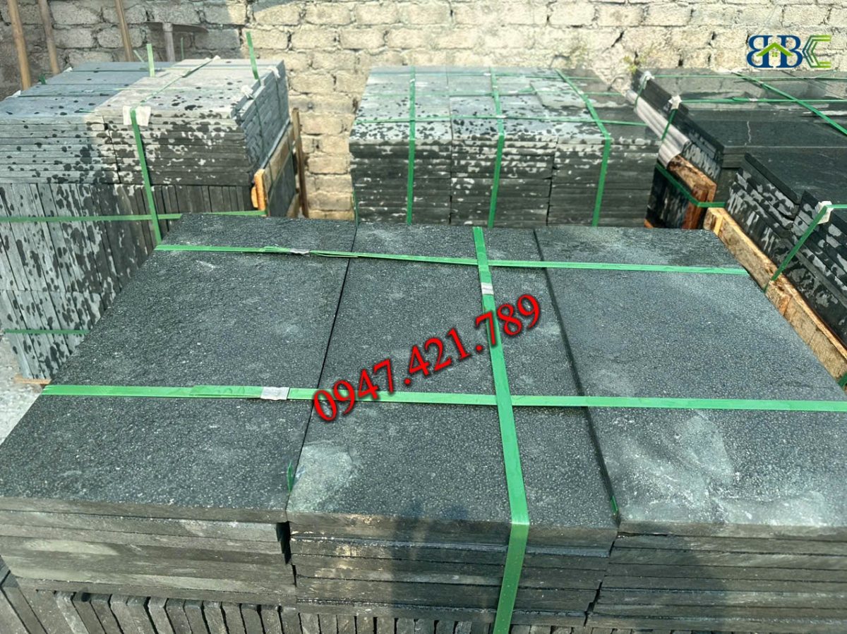 Xu Hướng Lát Sân Vườn Với Đá Xanh Rêu Băm Nhám Chống Trơn Tự Nhiên