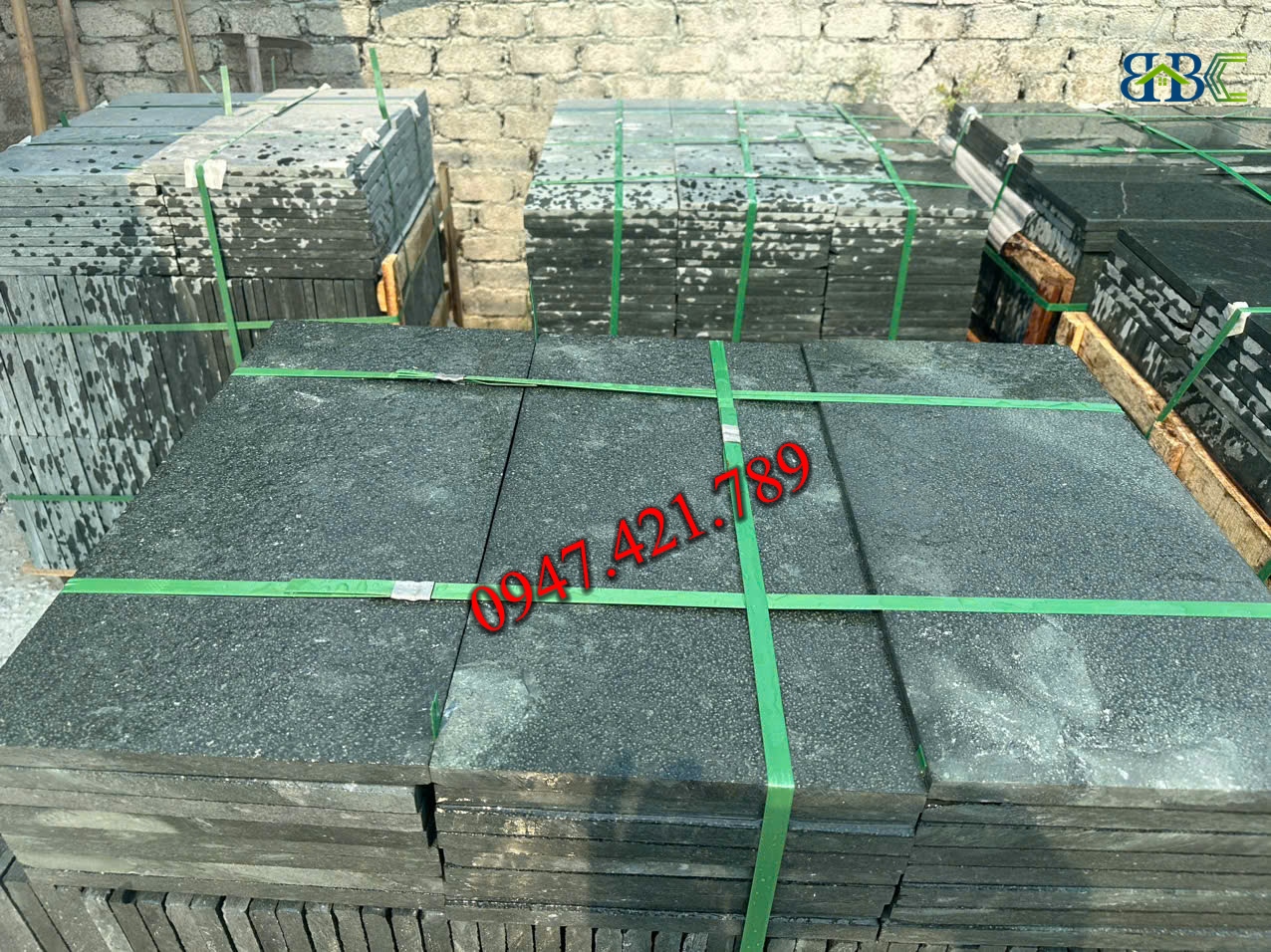 Xu Hướng Lát Sân Vườn Với Đá Xanh Rêu Băm Nhám Chống Trơn Tự Nhiên