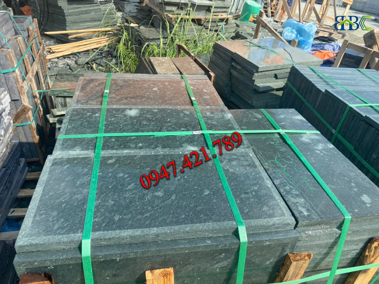Xu Hướng Lát Sân Thượng Lưu: Tại Sao Đá Xanh Rêu Mài Cà Viền Lên Ngôi?